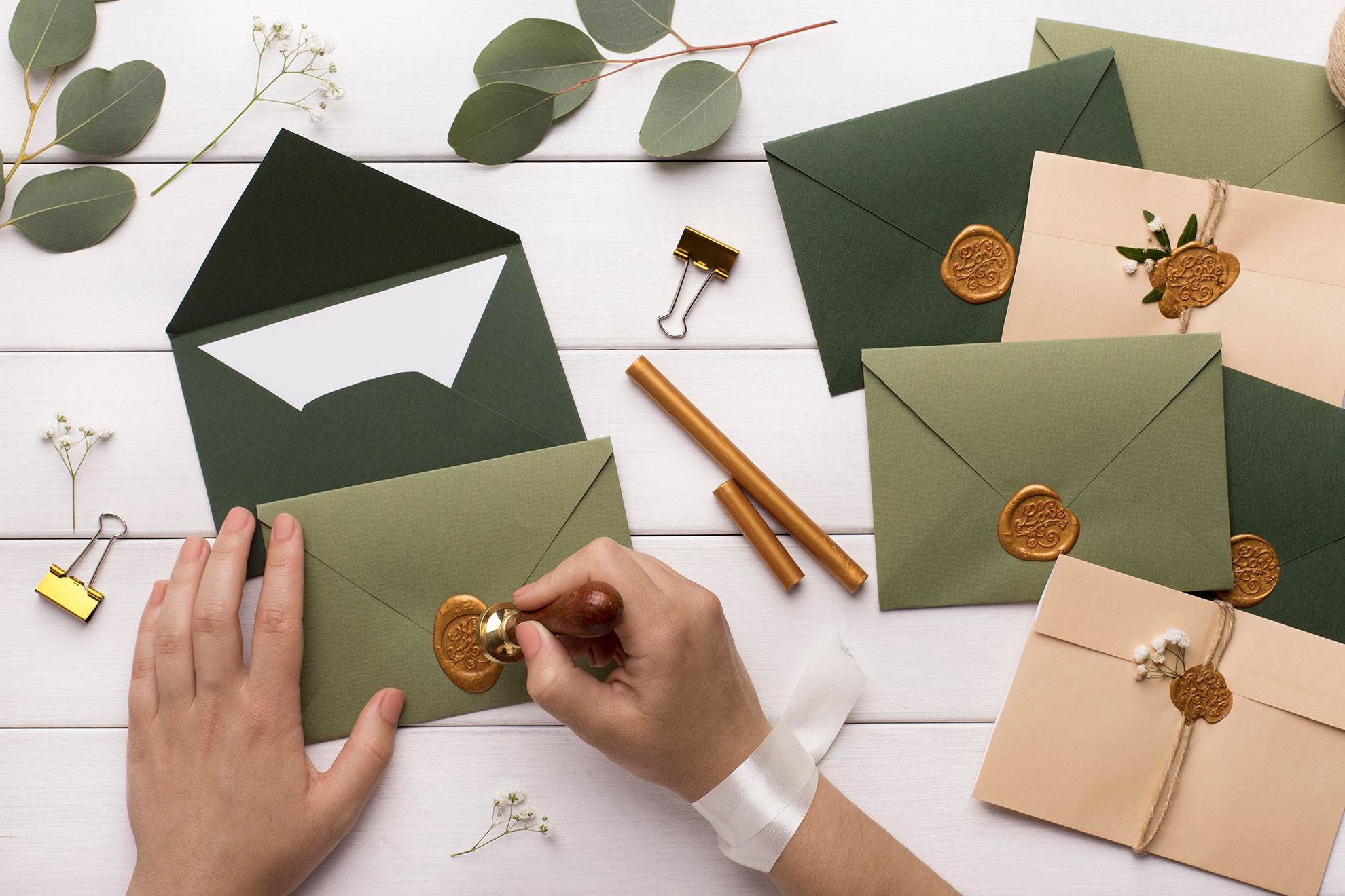 Przygotowywanie listów z zaproszeniami, ilustracja do artykułu o pisaniu zaproszeń na imieniny