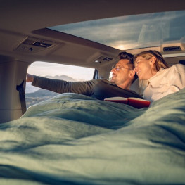 Volkswagen Multivan na spontaniczne wyprawy – pakiet Dobranoc dla komfortowego spędzenia nocy w samochodzie